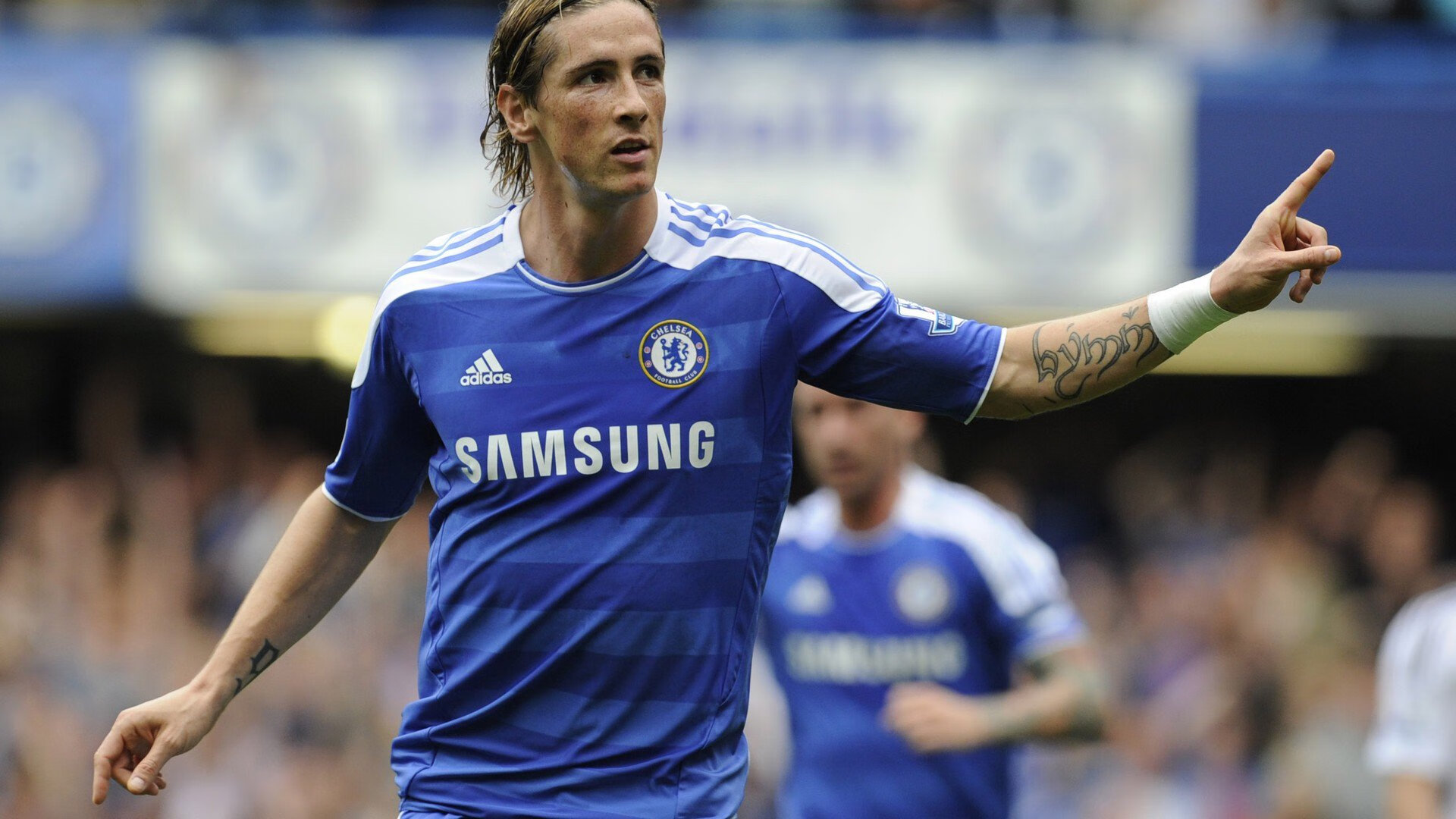 球迷互动：鲜活的现场应援和趣味投票，球迷聚集